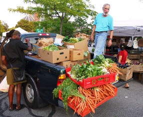 Picture of produce truck delivering fresh produce to Arlington